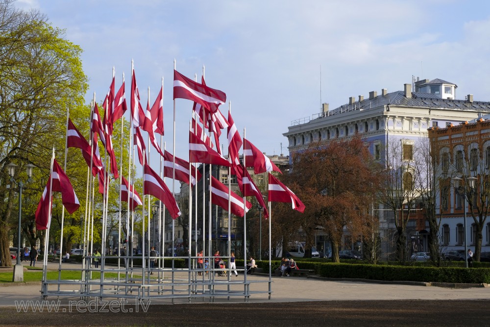 Latvijas karogi Esplanādē