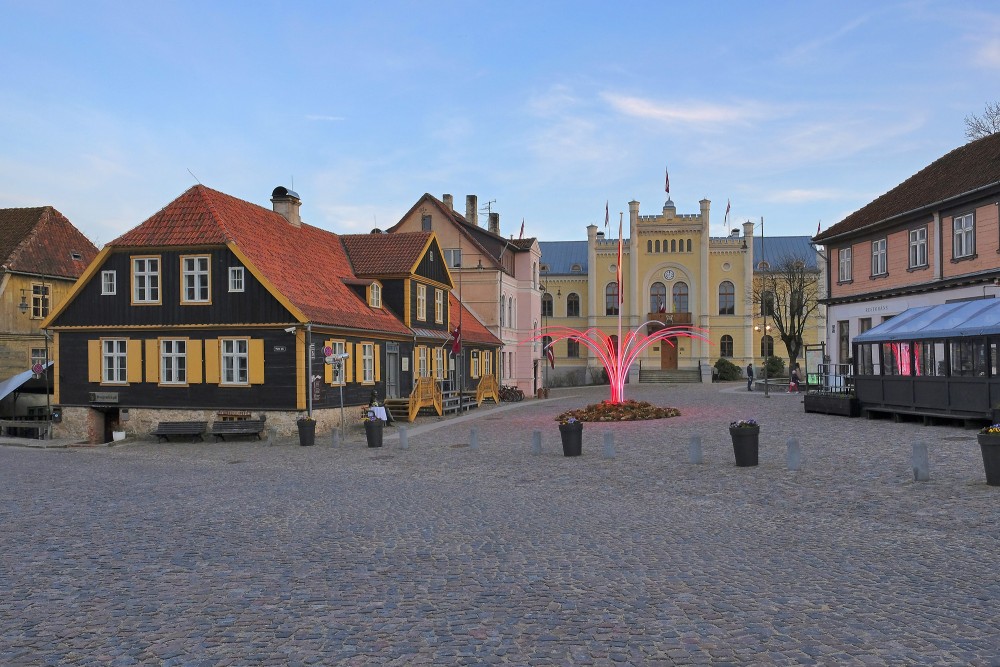 Kuldīgas vecais rātsnams ar rātslaukumu Kuldīgas vecais rātsnams ar rātslaukumu