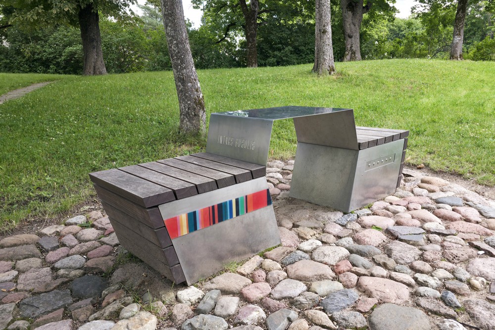 Intara Busuļa muzikālais soliņš Talsos parkā uz akmeņu bruģa pamatnes Intara Busuļa muzikālais soliņš Talsos parkā uz akmeņu bruģa pamatnes