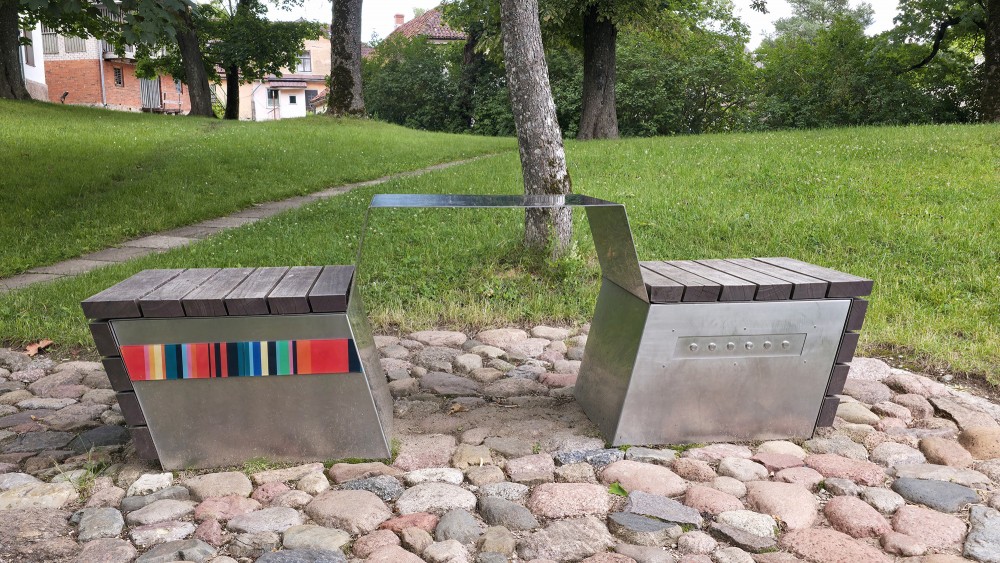 Intara Busuļa muzikālais soliņš Talsu parkā ar krāsainu akcentu un pogām