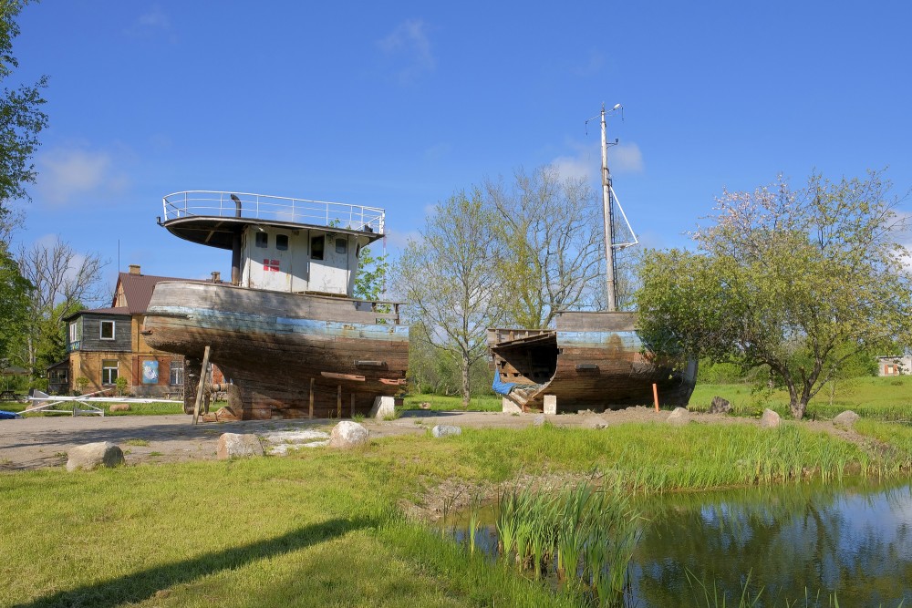 Pārzāģēts koka zvejas kuģis Pāvilostā