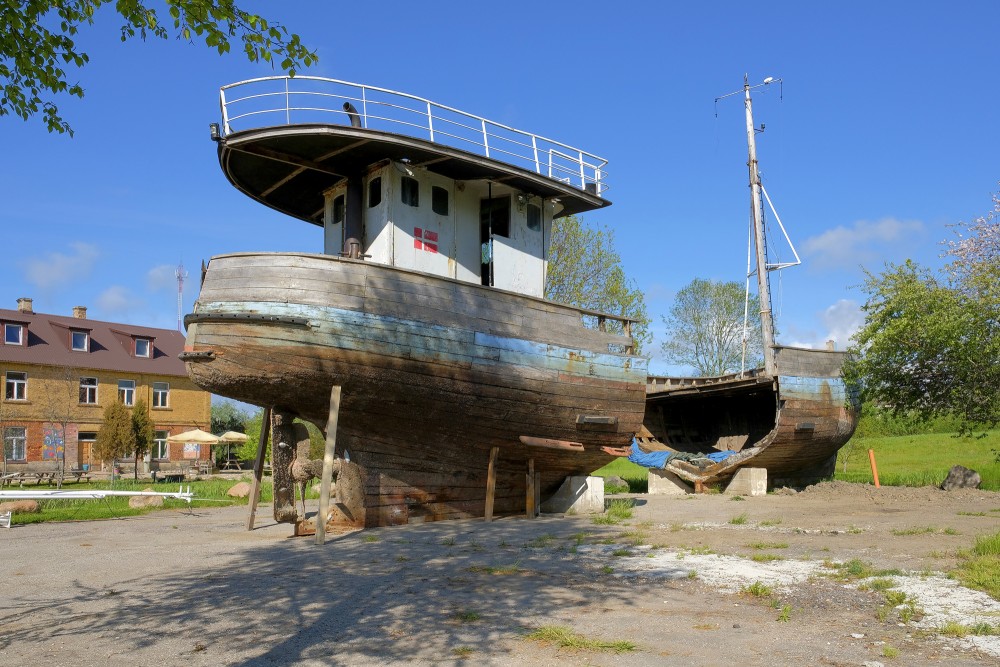 Pārzāģēts koka zvejas kuģis Pāvilostā