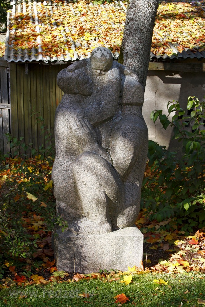 L. Rezevskas skulptūra "Ģimene" (1974)