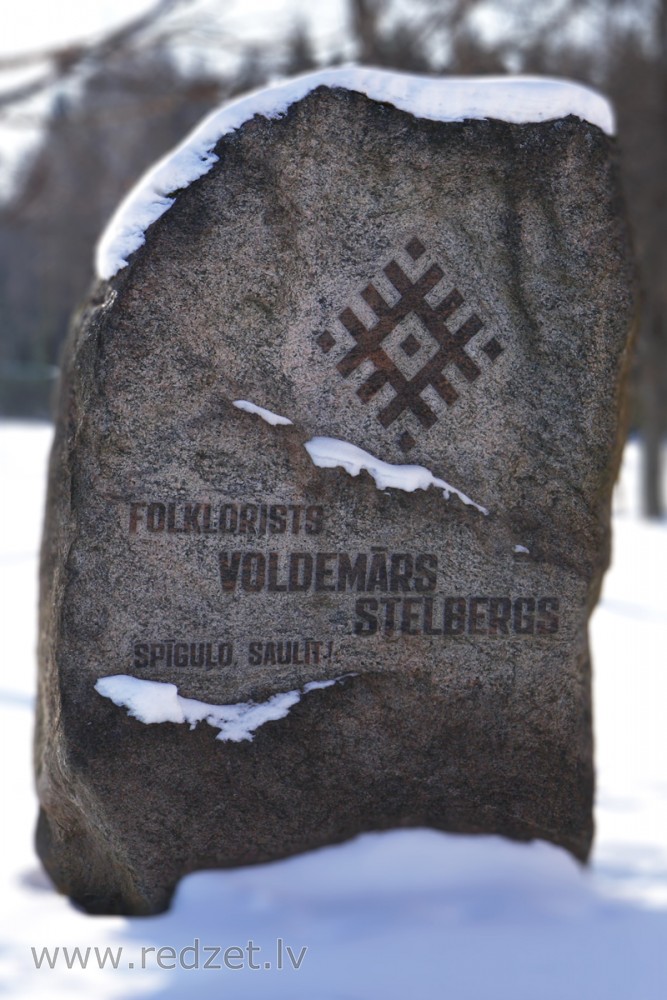 piemiņas akmens mūzikas folkloristam Voldemāram Stelbergam