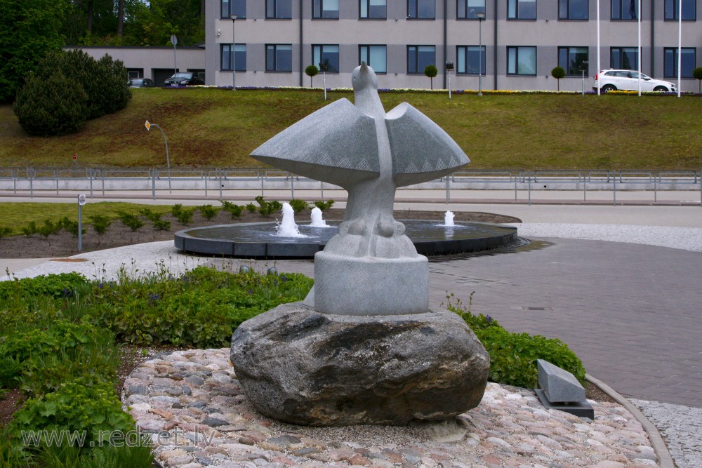 Sculpture "Baltā Cielava" (White wagtail)