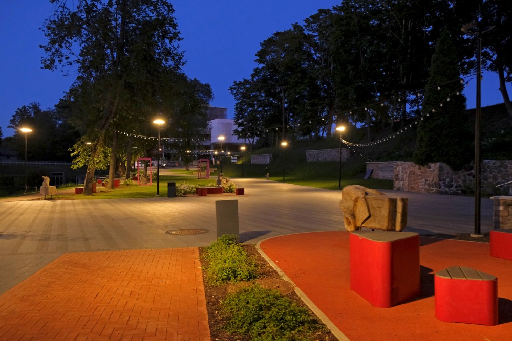 Dzirnavu ezeriņa promenāde naktī, Valmiera