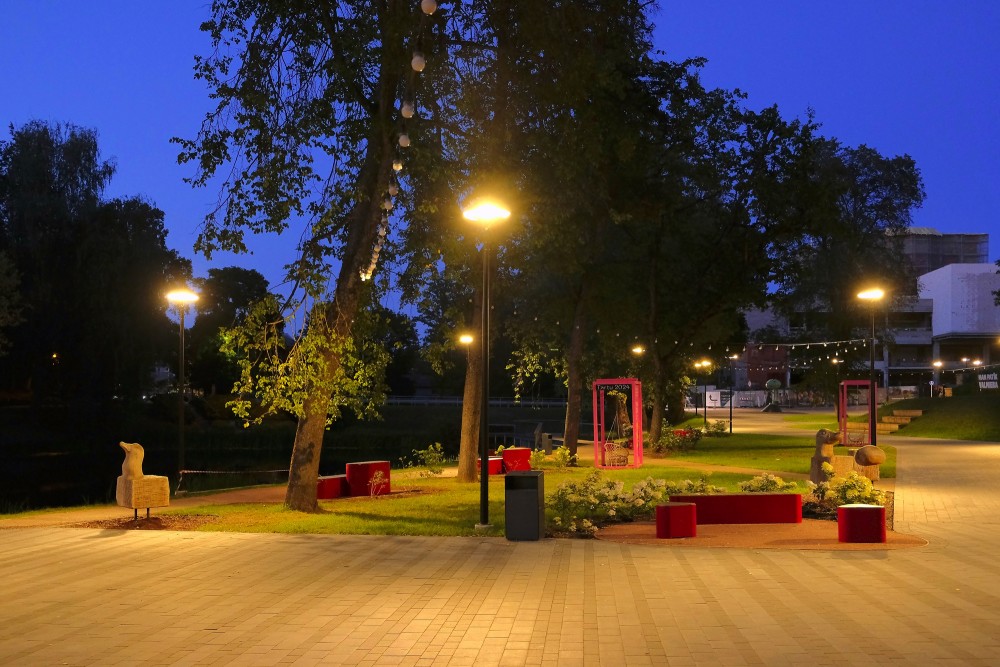 Dzirnavu ezeriņa promenāde naktī, Valmiera