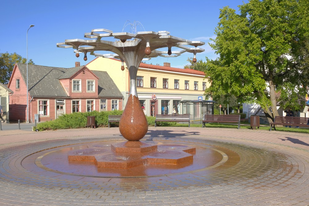 Fountain "Medus piliens" (A Drop of Honey), Saldus