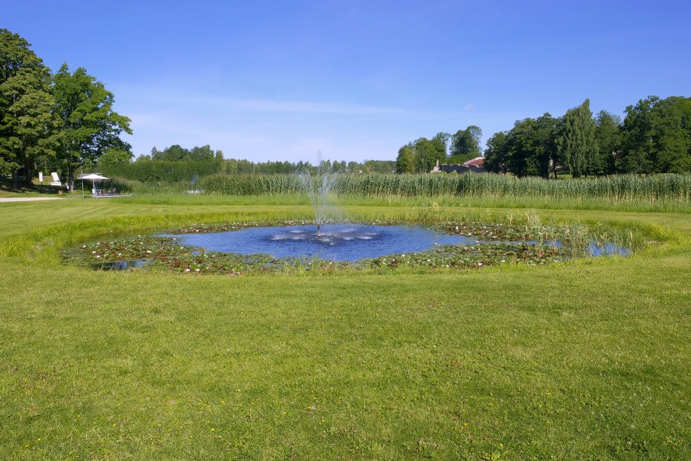 Strūklaka Alūksnes pils parka dīķītī