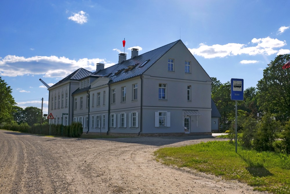 Bārbeles Zēnu pamatskola ''Saknes un spārni''