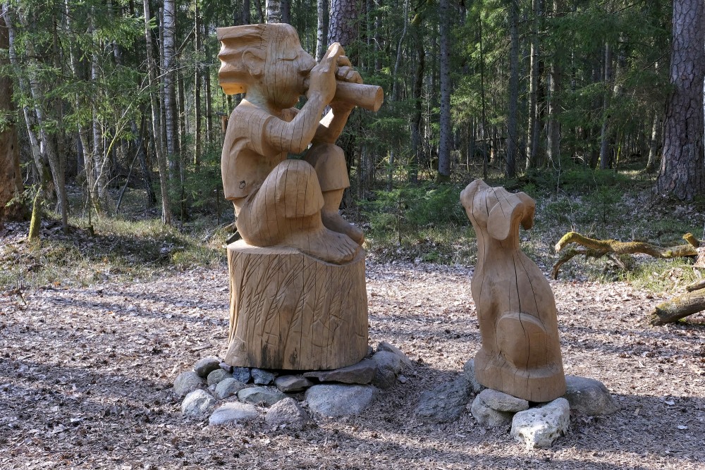 Stabulētāja skulptūra Cīravas mežaparkā