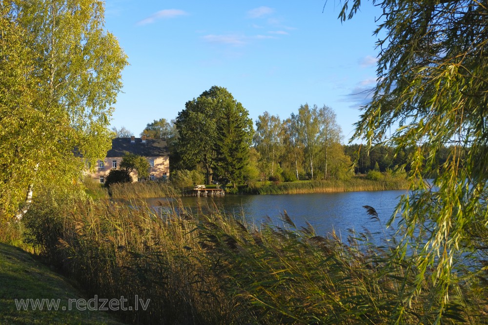 "Mežāboliņi" pie Ozolnieku ezera
