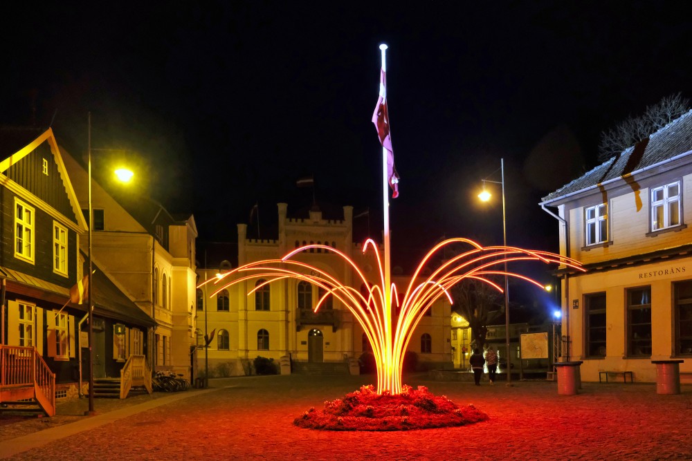 Kuldīgas rātslaukums naktī