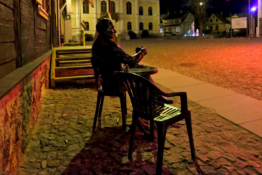 Skulptūra "Tējas tase kopā ar Ēvaldu Valteru" naktī