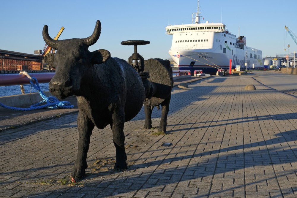 Skulptūra - Latvijas melnā un prāmis "STENA FLAVIA"