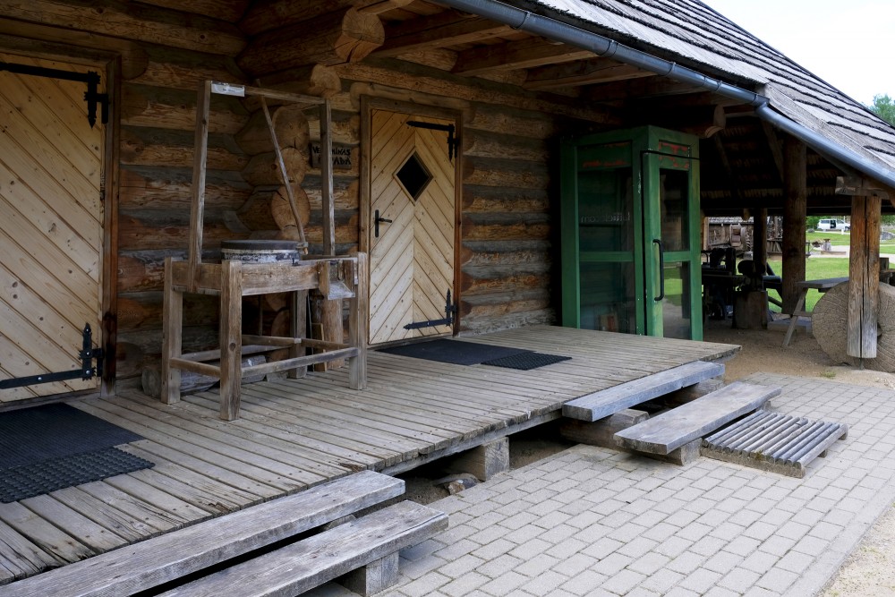 Klēts muzeja "Ausekļu dzirnavas" teritorijā