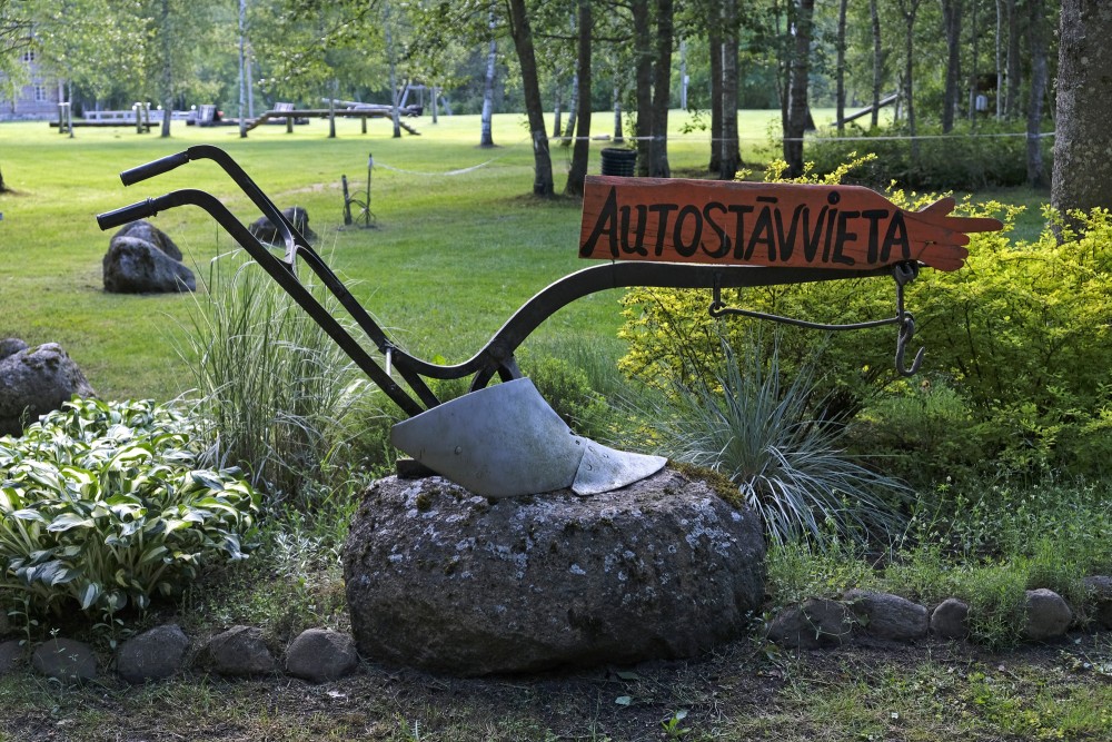 Muzeja "Ausekļu dzirnavas" autostāvvietas norāde