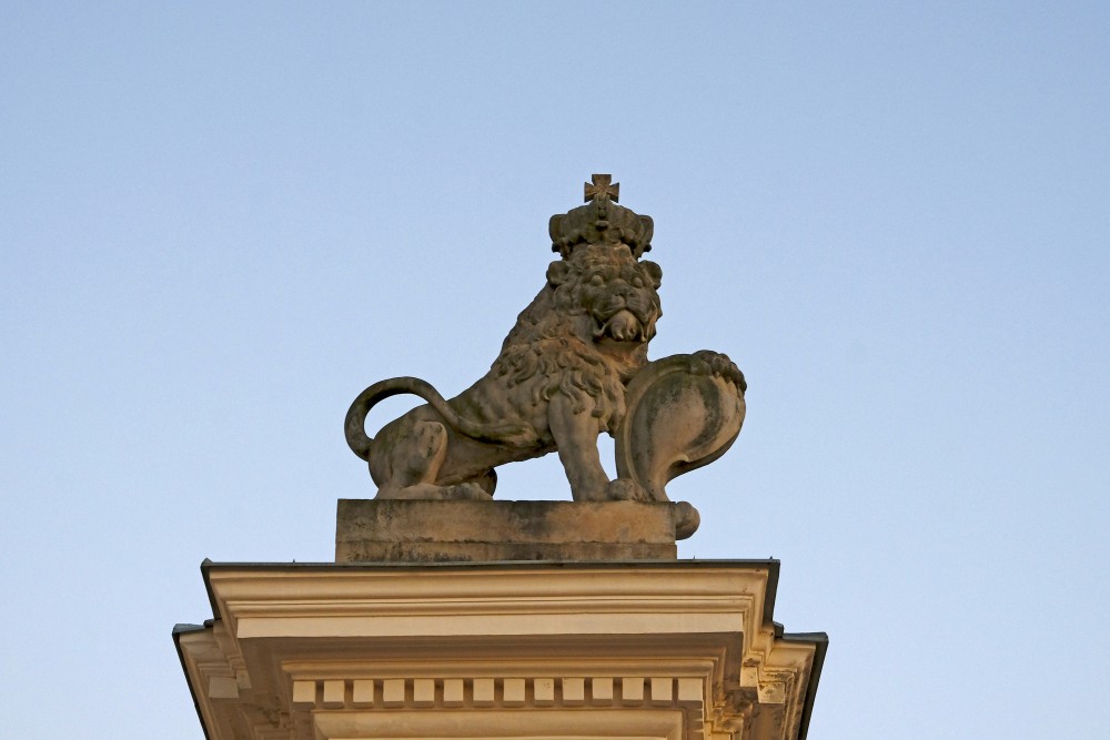 Lauvas skulptūra uz Rundāles pils vārtu kolonnas Lauvas skulptūra uz Rundāles pils vārtu kolonnas