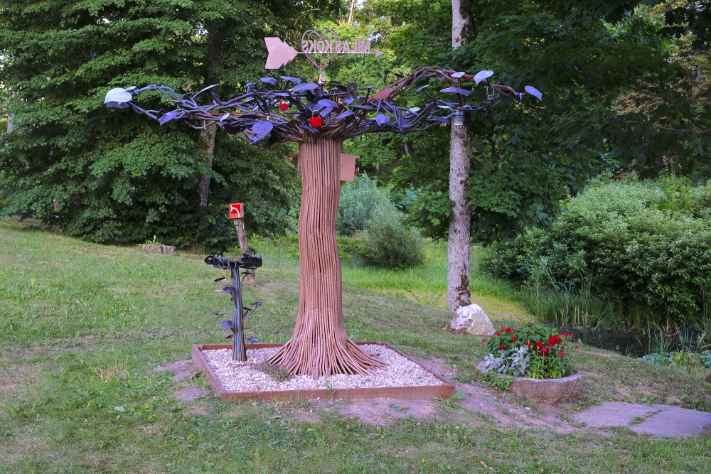 Sculpture "Mīlas Koks (Love Tree)" in Kazdanga manor park