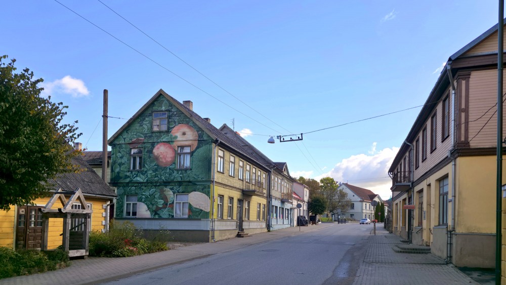 Apgleznota koka ēkas fasāde Aizputē