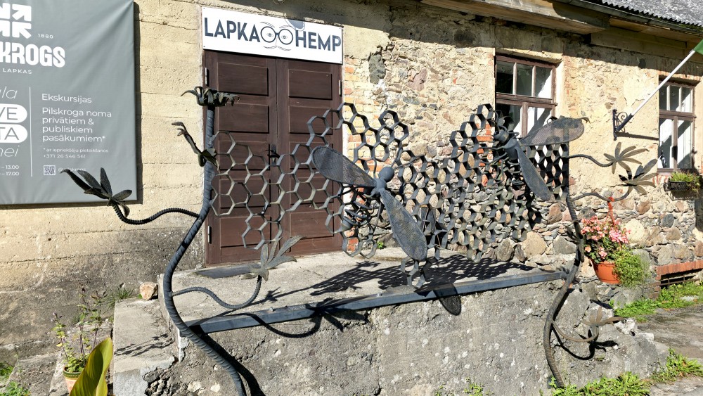 Aizputes pilskroga ieejas dekoratīvais metāla kalums bišu un šūnu formā