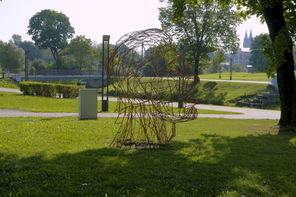 Head sculpture from metal wires in Rēzekne