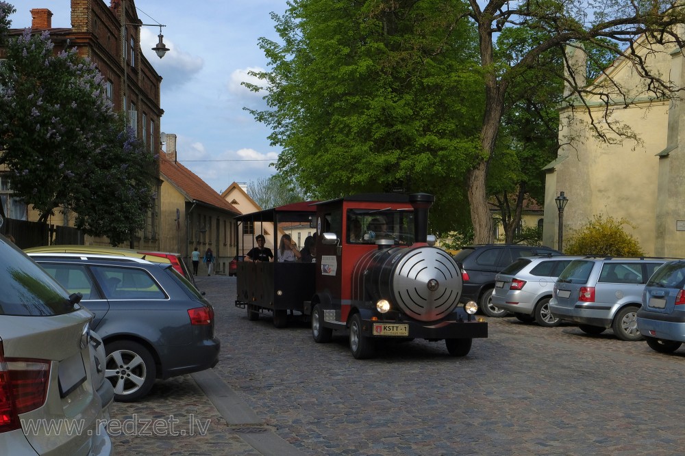 Tūristu vilcieniņš brauc pa Kuldīgu