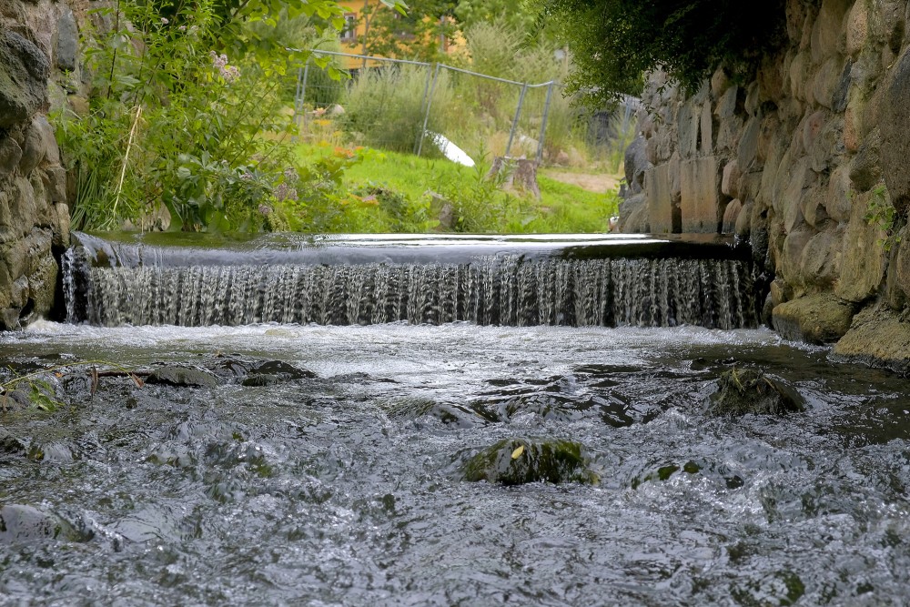 Ūdenskritums Alekšupītē starp Pasta un Skolas ielu