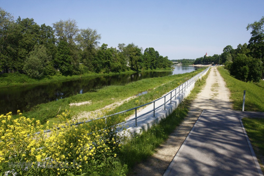 Daugavas aizsargdambis - promenāde