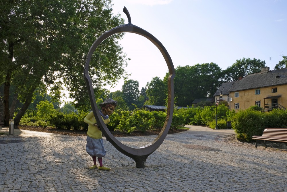 Skulptūra "Ozolzīle" Kandavas vecpilsētas promenādē