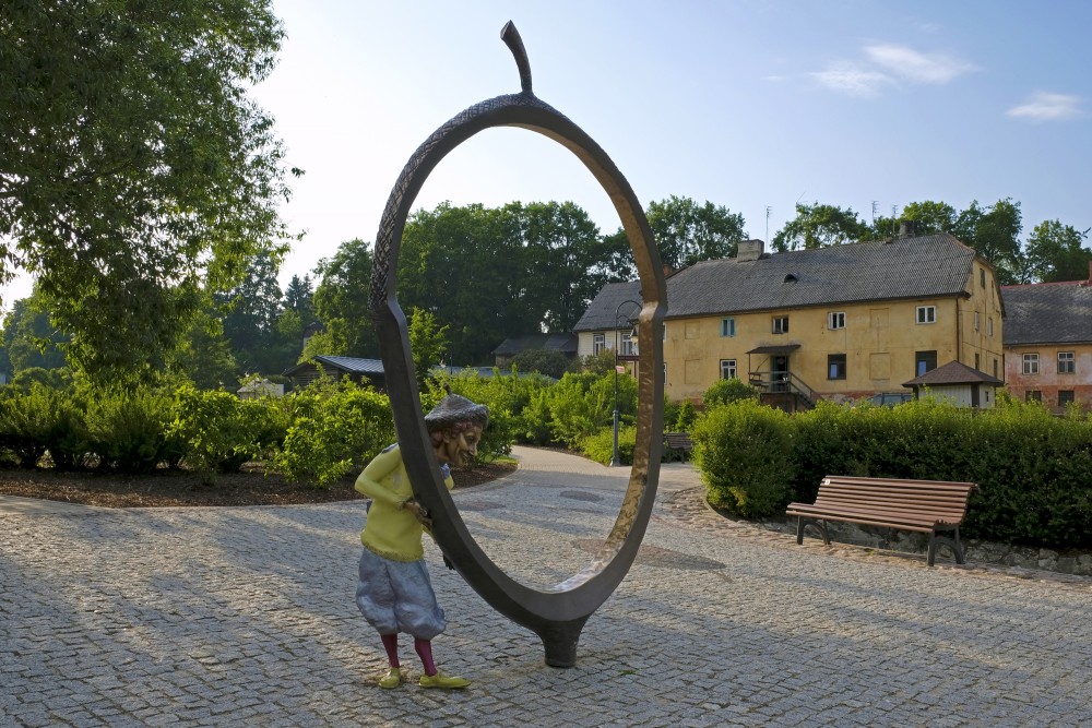 Skulptūra "Ozolzīle" Kandavas vecpilsētas promenādē