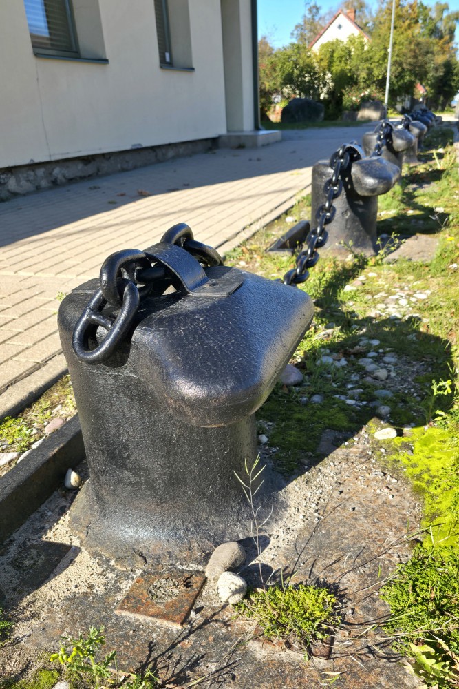 Melni metāla pietauvošanās poleri ar  ķēdēm Pāvilostā