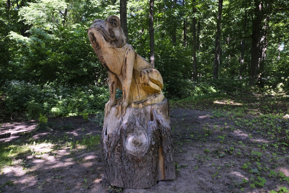 Vardes skulptūra Galēnu muižas parkā