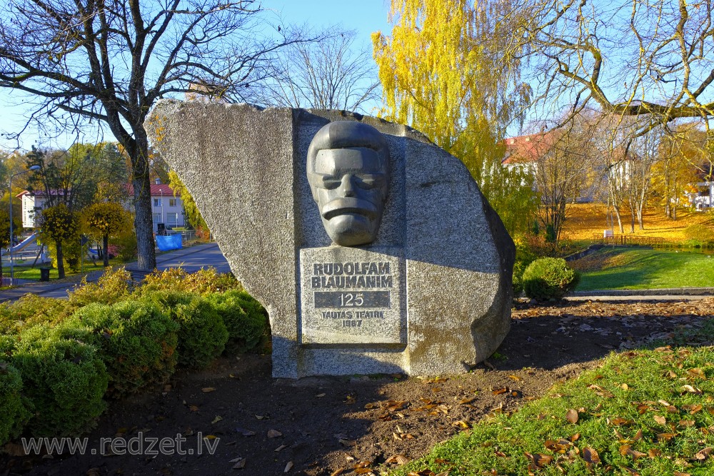 Rūdolfa Blaumaņa piemineklis Madonā