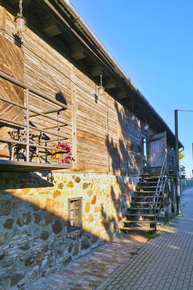 Vēsturiska koka ēka ar akmens pamatiem un koka kāpnēm Liepājā