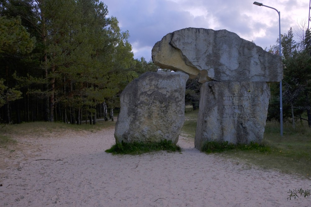 Piemineklis "Jūras paņemtiem" (Kolkasrags)