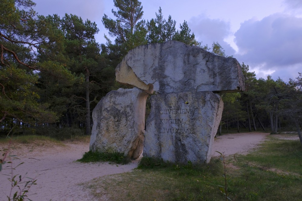 Piemineklis "Jūras paņemtiem" (Kolkasrags)