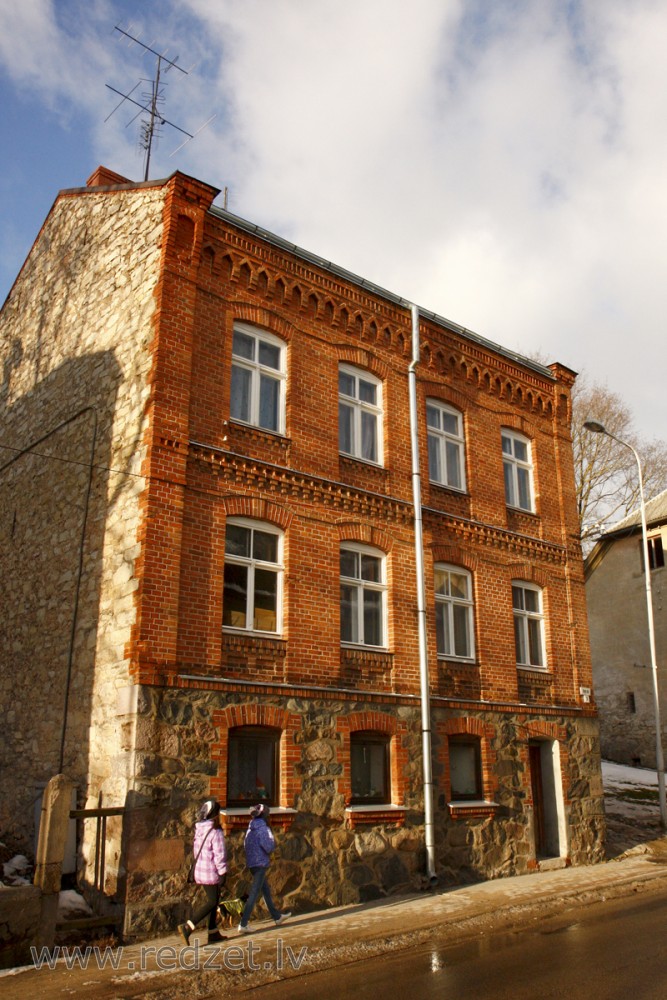 Māja Vaļņu ielā 24, Cēsis