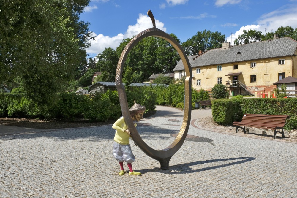 Skulptūra "Ozolzīle" Kandavas vecpilsētas promenādē