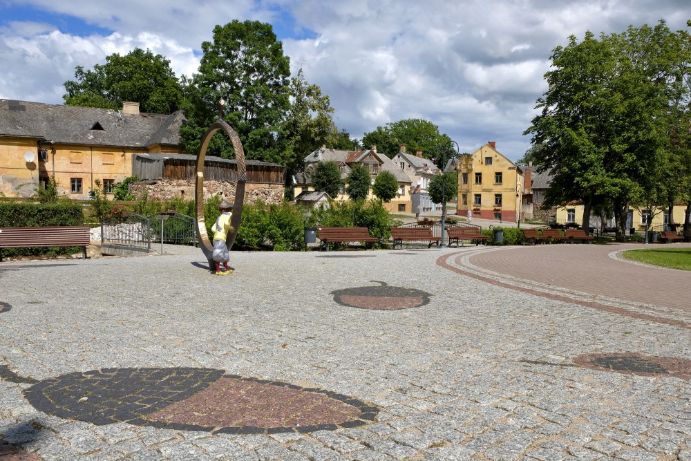 Skulptūra "Ozolzīle" Kandavas vecpilsētas promenādē