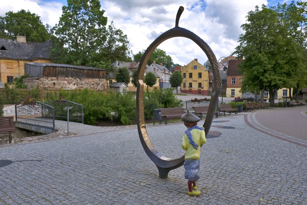 Skulptūra "Ozolzīle" Kandavas vecpilsētas promenādē