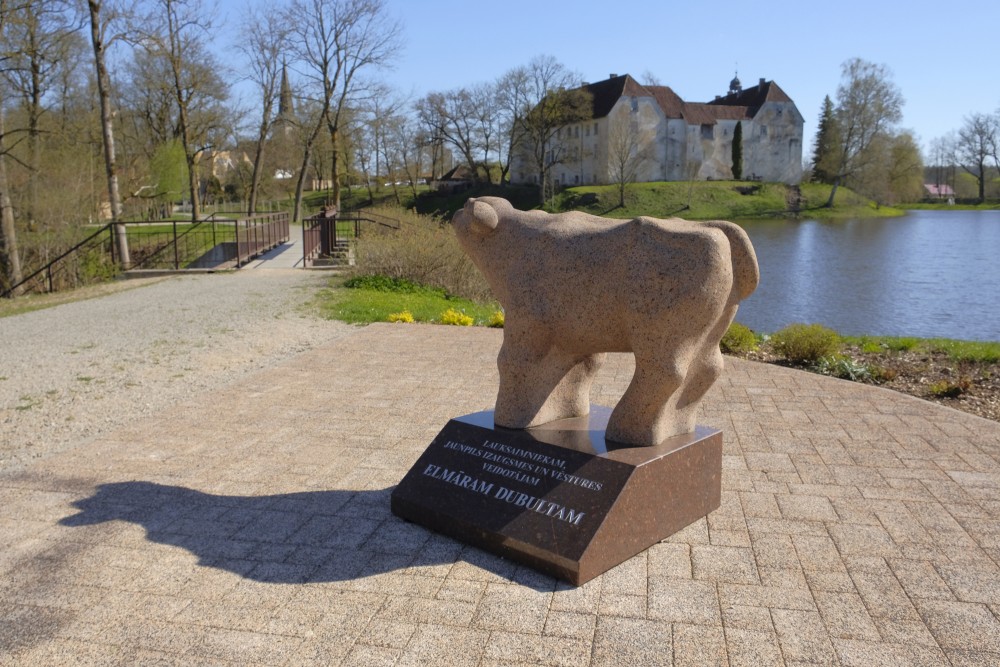A sculpture dedicated to Elmārs Dubults