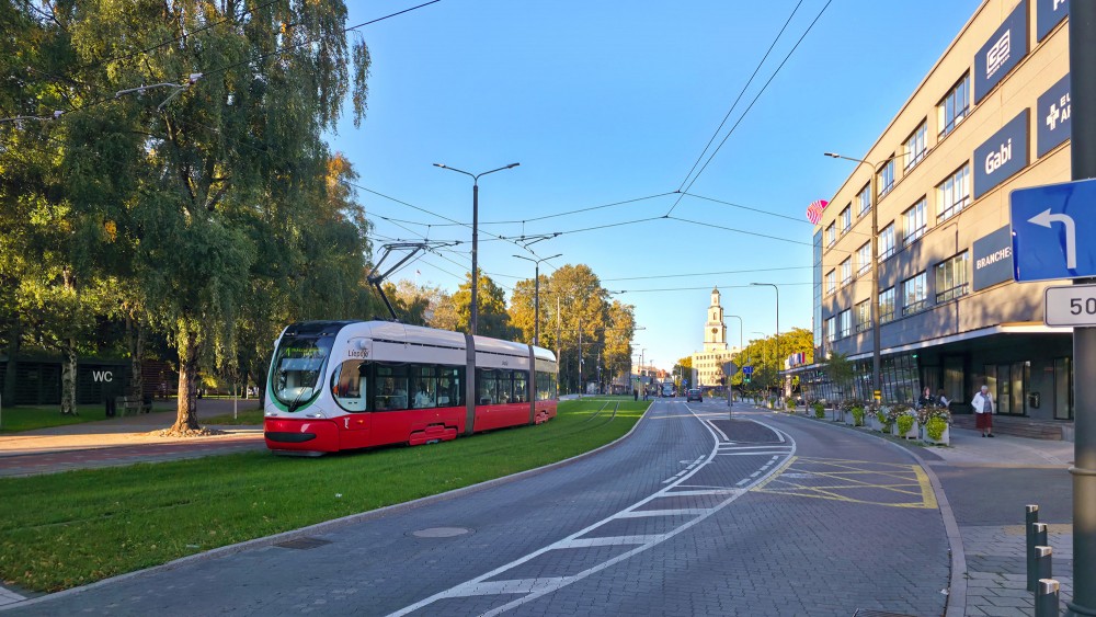 Sarkans tramvajs Liepājas centrā