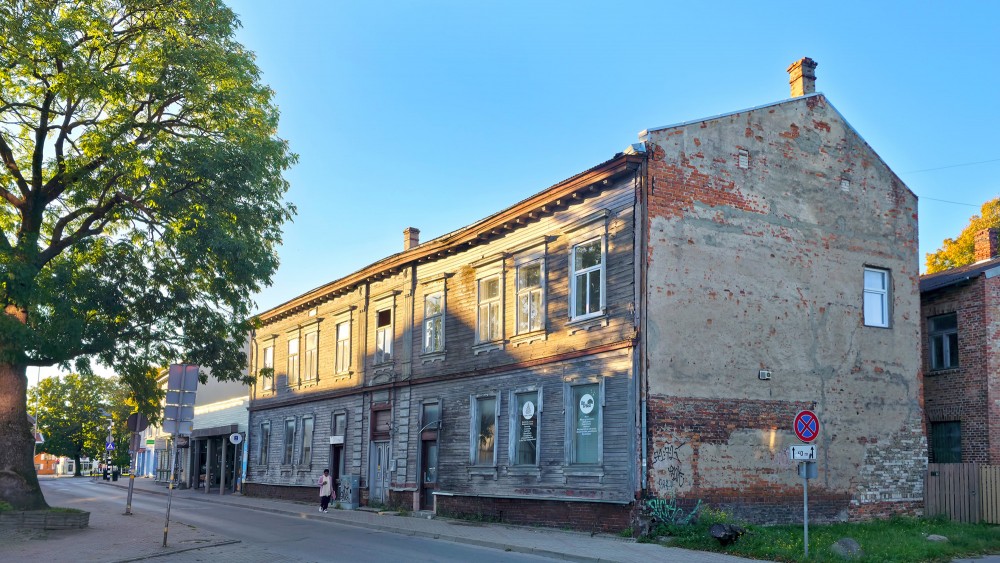 Vēsturiska divstāvu koka ēka Liepājā