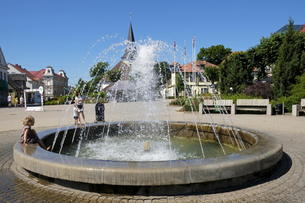 Brīvības laukums ar strūklaku Tukumā
