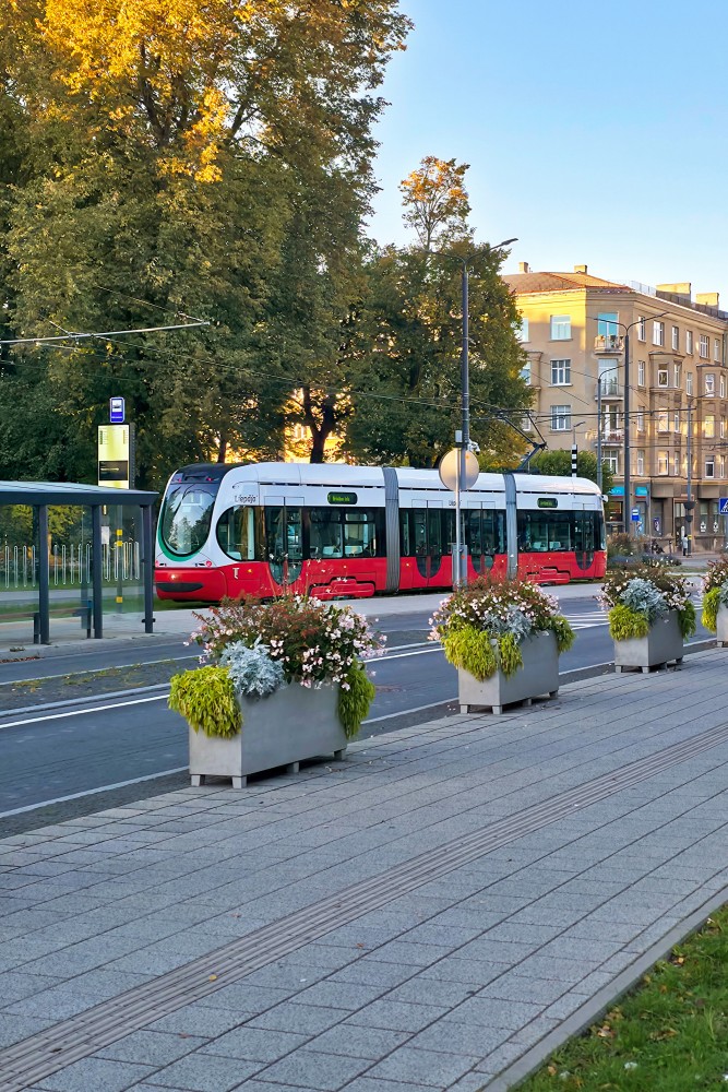 Mūsdienīgs Liepājas tramvajs pie pieturas