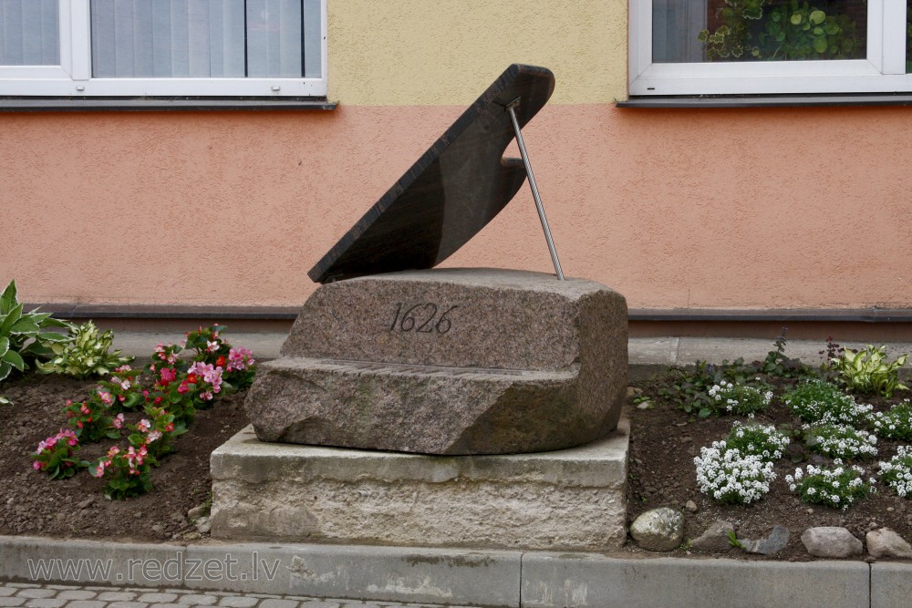 Dekoratīvais vides elements - akmens flīģelis