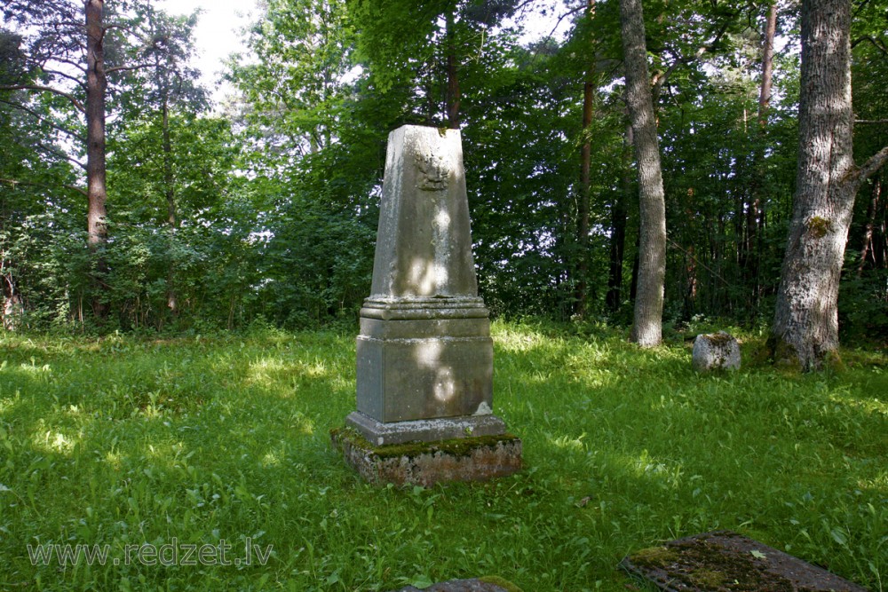 Doles muižas rentnieka Pētera fon Rengartena dzimtas kapi