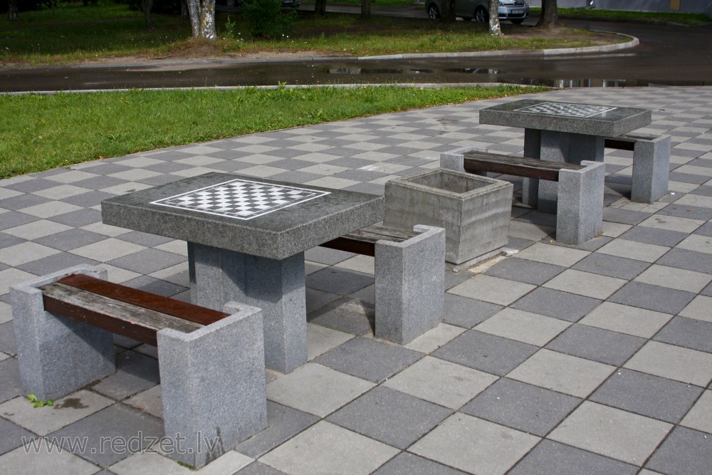 Akmens šaha galdiņi Ķengaraga promenādē