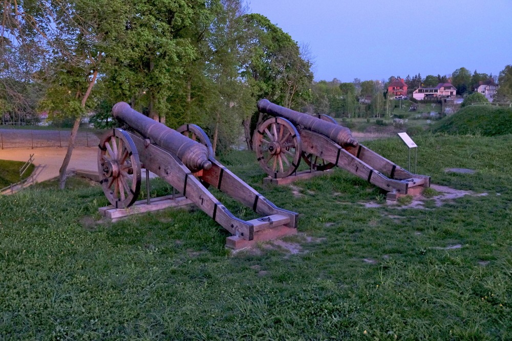 Vēsturiskie lielgabali pie Bauskas pils ainaviskā vidē Vēsturiskie lielgabali pie Bauskas pils ainaviskā vidē